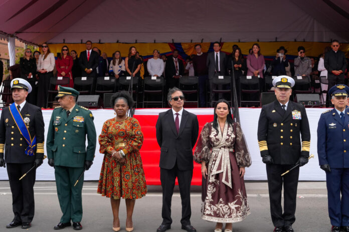 Fotografía cedida por la Presidencia de Colombia que muestra a su mandatario, Gustavo Petro (c); la vicepresidenta de Colombia, Francia Márquez (c-i), y la ministra de Defensa de Colombia encargada, Angélica Verbel López (c-d), posando durante la celebración del Día de la Independencia de Colombia, este lunes en Bogotá (Colombia). EFE/ Presidencia de Colombia
