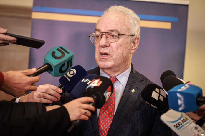 El Canciller de Uruguay, Mario Lubetkin, habla en una rueda de prensa este lunes, durante la Confederación de Cámaras Empresariales en Montevideo (Uruguay). EFE/ Gastón Britos
