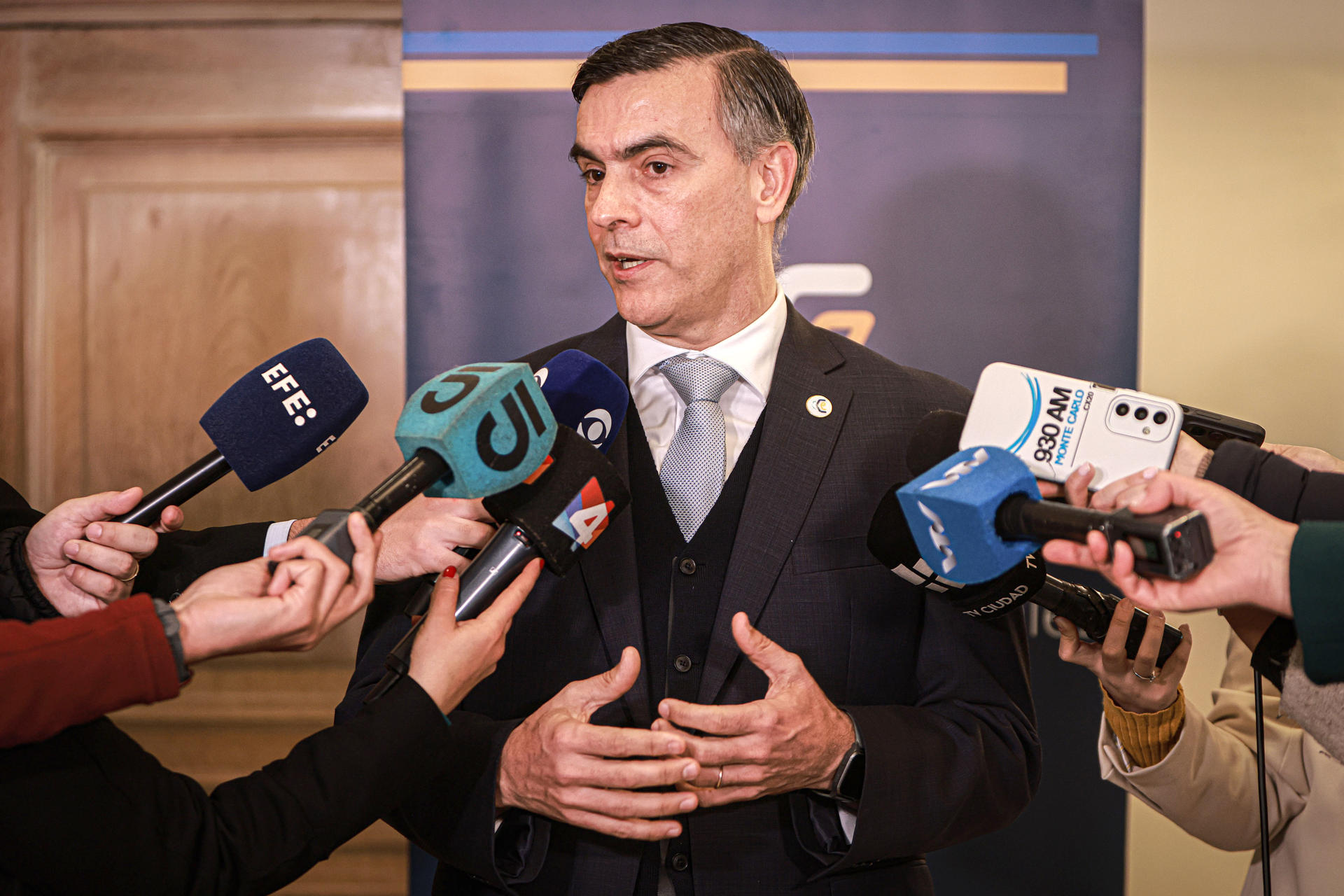 El presidente de la Confederación de Cámaras Empresariales, Leonardo Loureiro, habla en una rueda de prensa este lunes, durante la Confederación de Cámaras en Montevideo (Uruguay). EFE/ Gastón Britos