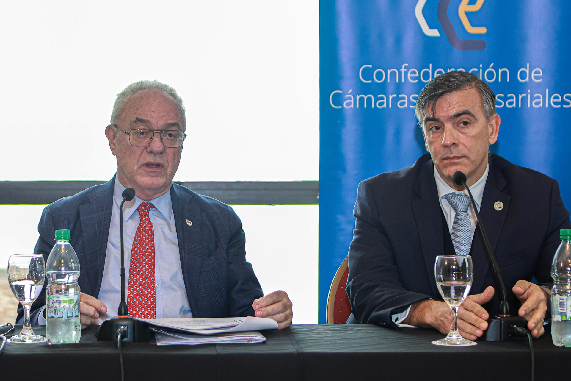 El Canciller de Uruguay, Mario Lubetkin (i), y el presidente de la Confederación de Cámaras Empresariales, Leonardo Loureiro, hablan durante una reunión con representantes de la Confederación de Cámaras este lunes, en Montevideo (Uruguay). EFE/ Gastón Britos