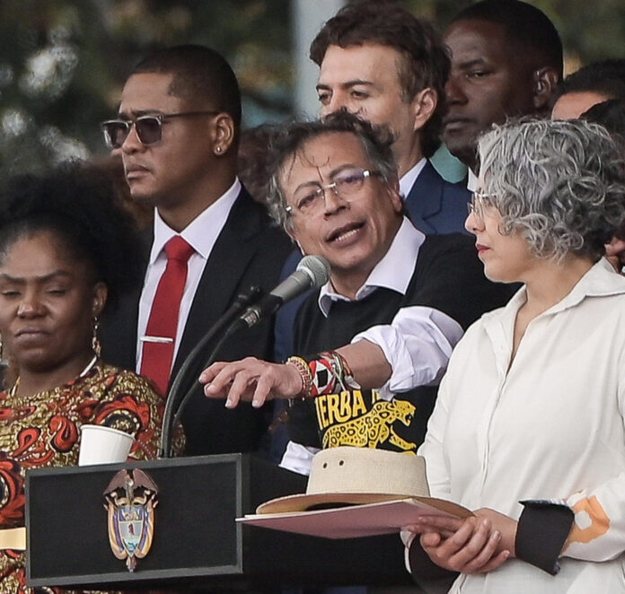 El presidente de Colombia, Gustavo Petro (c), pronuncia un discurso durante la celebración del Día de la Independencia de Colombia, este lunes en Bogotá (Colombia). EFE/ Natalia Pedraza
