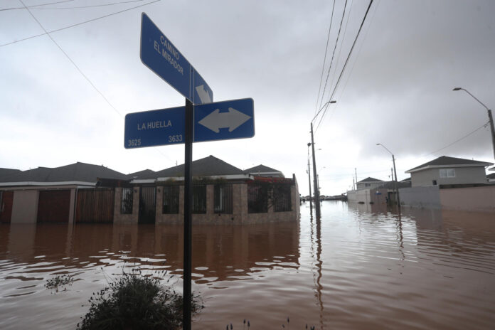 Fotografía que muestra calles inundadas por el desborde del Canal Bellavista, este lunes en el barrio Mirador de Hacienda, en La Serena (Chile). EFE/ Hernán Contreras
