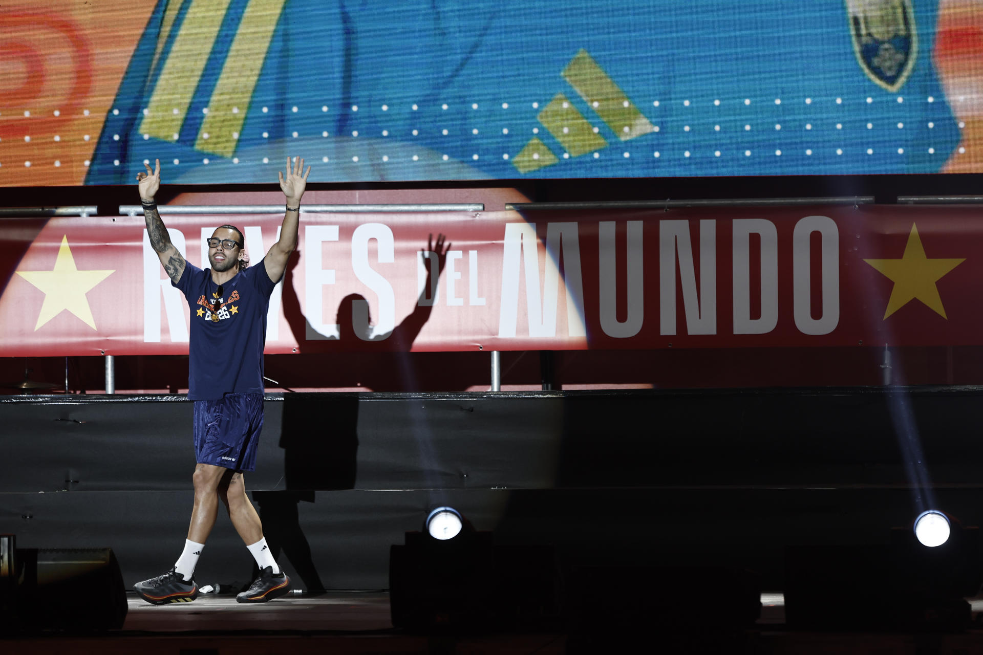 El guardameta de la selección española David Raya durante la celebración en la plaza de Cibeles con los aficionados españoles el campeonato del mundo tras derrotar en la final a Argentina. EFE/Sergio Pérez.