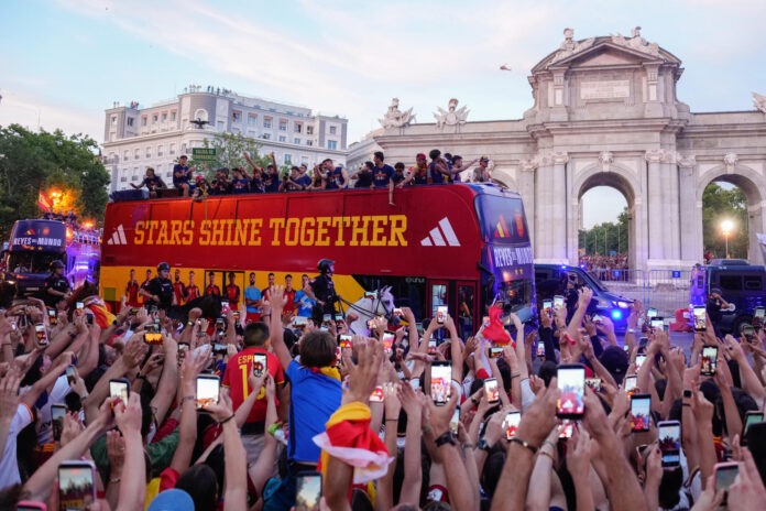 Los jugadores de la selección española a su por la Puerta de Alcalá para celebrar con los aficionados españoles el campeonato del mundo tras derrotar en la final a Argentina. EFE/Borja Sánchez-Trillo.

