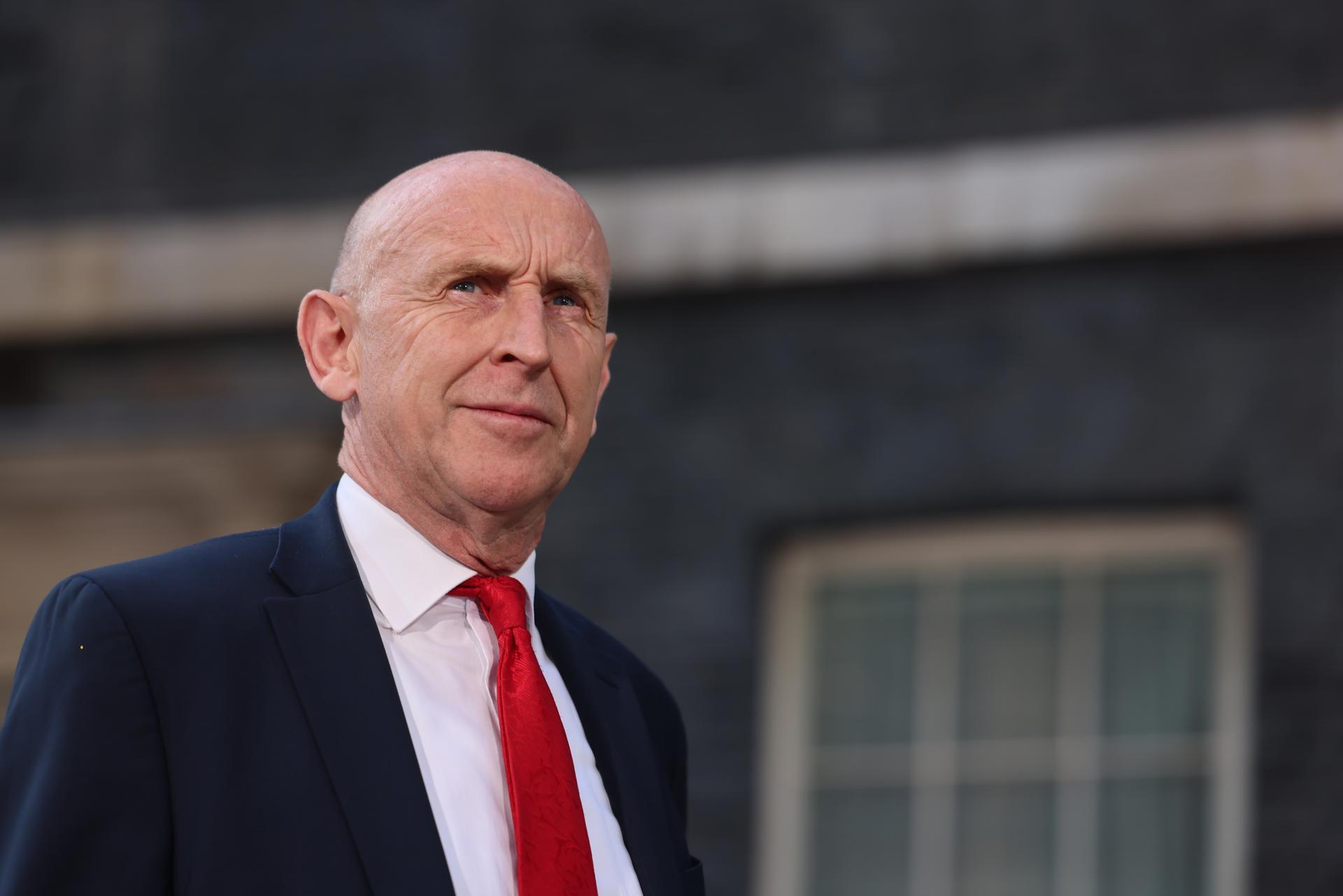 El recién nombrado Canciller del Reino Unido, John Healey, fue captado este 20 de julio, a su salida del número 10 de Downing Street, en Londres (Reino Unido) EFE/Andy Rain