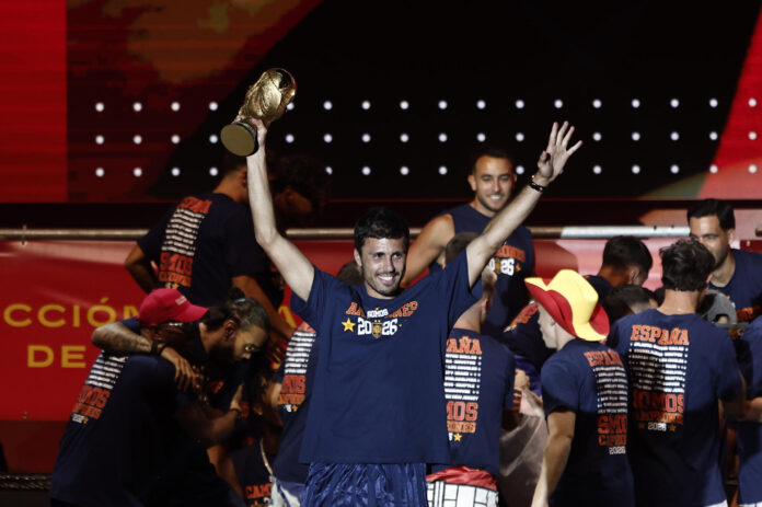 El jugador de la selección española Rodrigo durante la celebración este lunes en la plaza de Cibeles de la conquista del Mundial 2026 por parte del combinado español. EFE/Sergio Pérez
