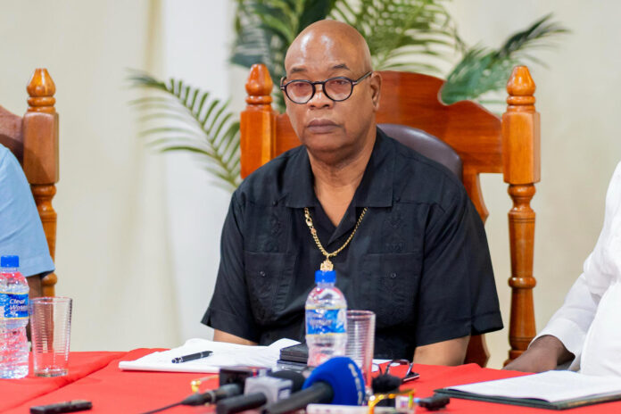El ministro de Obras Públicas de Guyana, Juan Edghill, participa en una reunión en Georgetown (Guyana). EFE/ Nazima Raghubir
