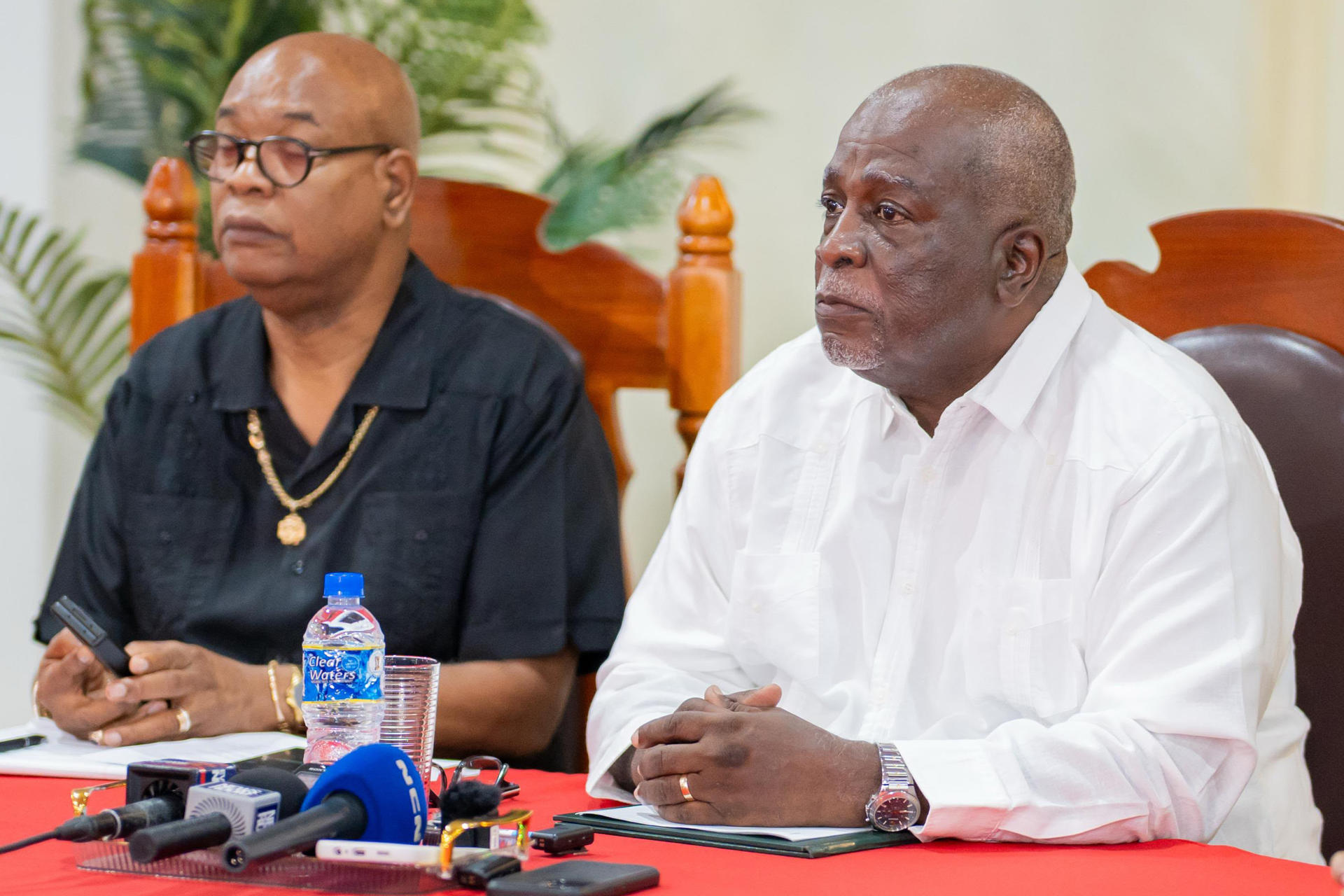 El primer ministro de Guyana, Mark Philips (d), participa en una reunión en Georgetown (Guyana). EFE/ Nazima Raghubir