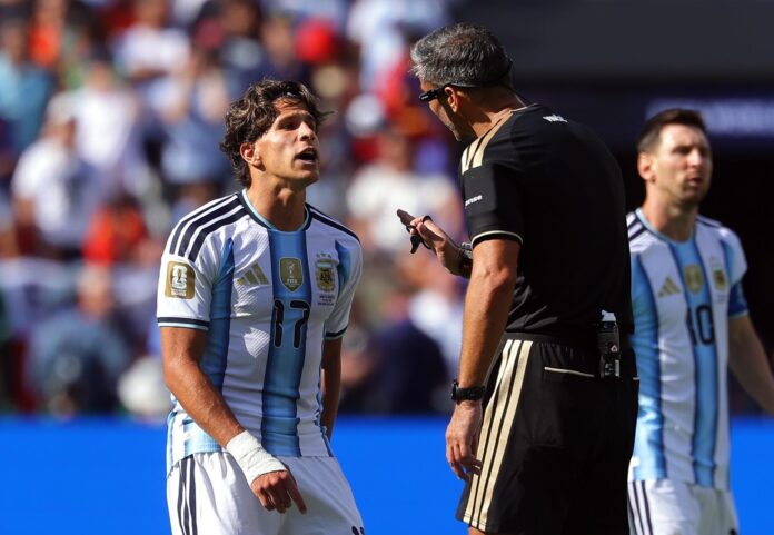 Fotografía del 19 de julio de 2026 en la que se observa a Giuliano Simeone (i), de Argentina, y el árbitro Slavko Vincic al discutir durante el partido final del Mundial 2026 entre España y Argentina, en Nueva Jersey (EE.UU.). EFE/CHRISTOPHER NEUNDORF
