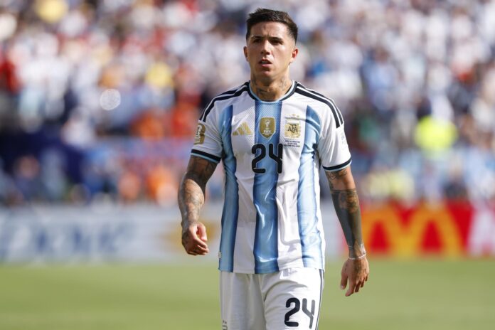 Fotografía del 19 de julio de 2026 en la que se observa a Enzo Fernández, de Argentina, al abandonar el campo tras ser expulsado durante el partido de la final del Mundial 2026 entre España y Argentina en Nueva Jersey (EE.UU.). EFE/SHAWN THEW
