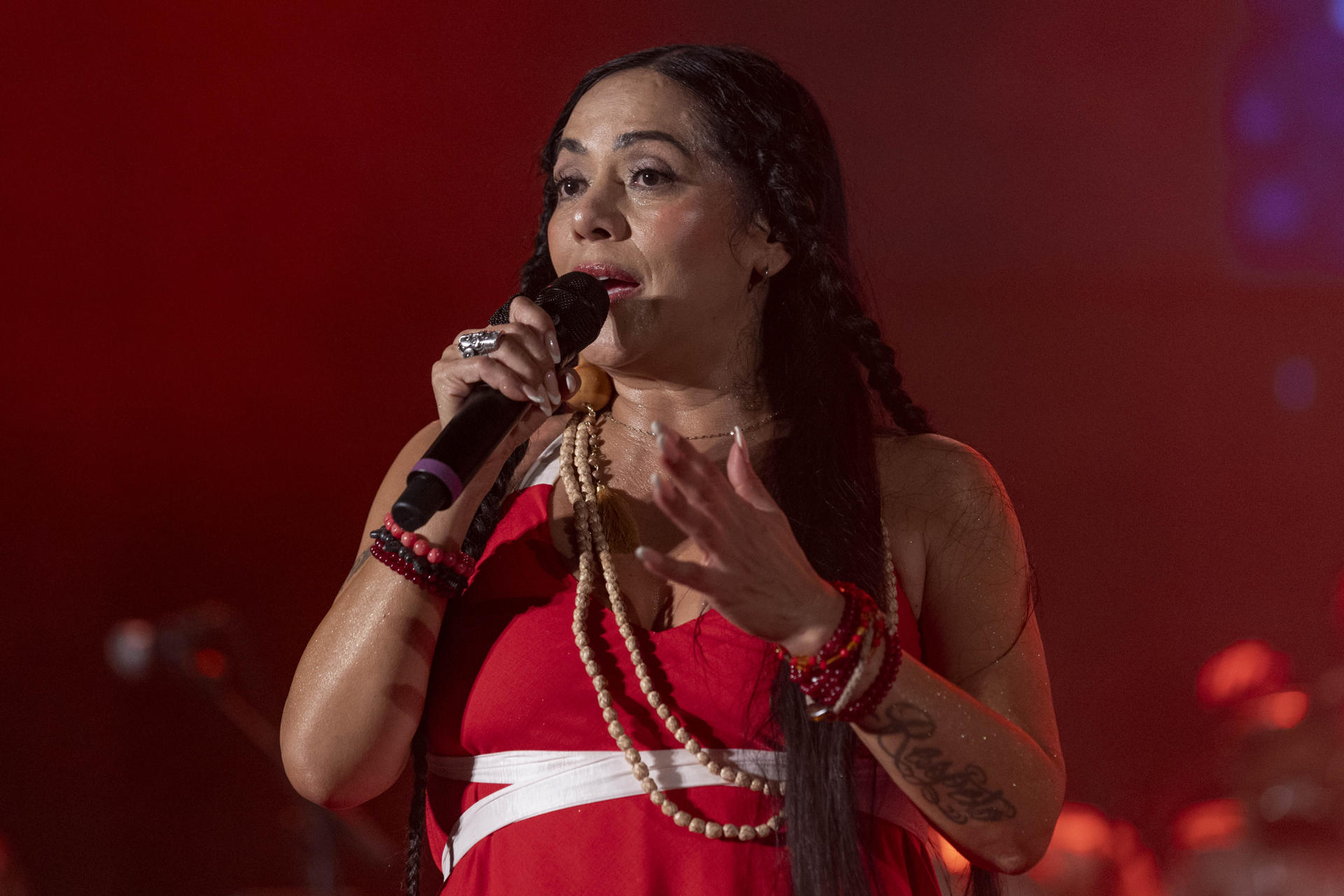 La cantante mexicana Lila Downs durante un momento del concierto que ha ofrecido dentro del marco del Festival La Mar de Músicas, este lunes en el Auditorio Paco Martín de Cartagena. EFE/Marcial Guillén