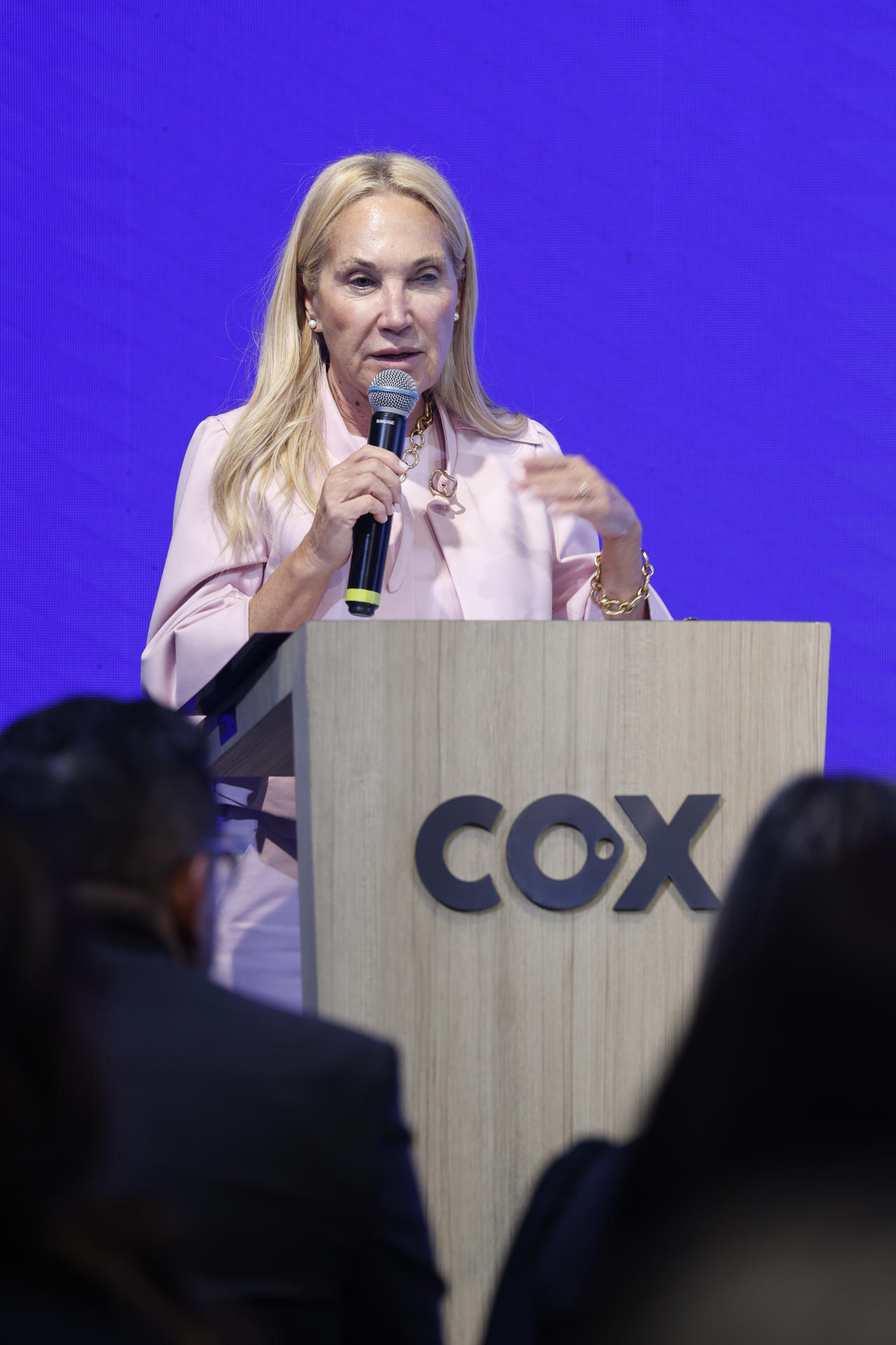 La vicepresidenta corporativa de Grupo Cox y directora de Finanzas y Administración de Cox Energy América, Raquel Alzaga, habla en Ciudad de México (México). EFE/Sáshenka Gutiérrez
