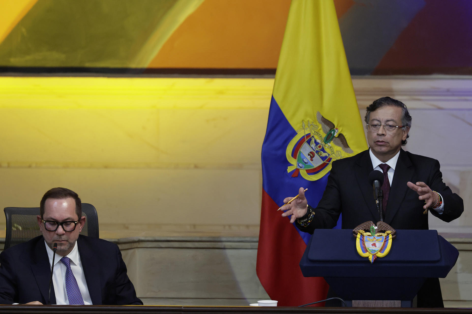 El presidente saliente de Colombia, Gustavo Petro (d), habla junto al presidente del Congreso, Lidio García, en la instalación del nuevo Congreso este 20 de julio de 2026, en Bogotá (Colombia). EFE/ Carlos Ortega