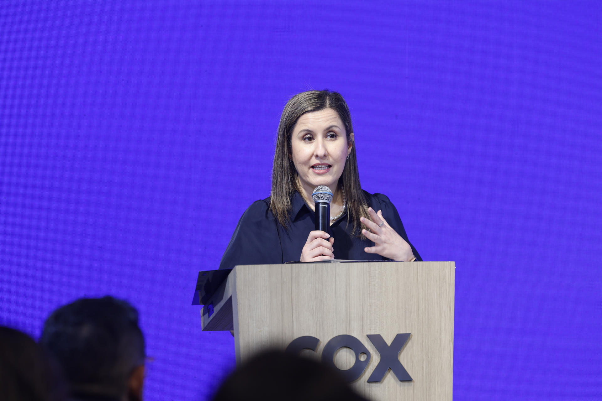 La directora de personas en Cox México, Erika Elizondo, habla en Ciudad de México (México). EFE/Sáshenka Gutiérrez