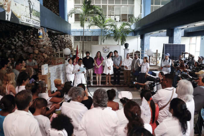 Integrantes de la organización humanitaria Open Arms participan en un acto para la entrega de donativos de siete toneladas de ayuda humanitaria al hospital pediátrico de La Habana Juan Manuel Márquez, este lunes en La Habana (Cuba). EFE/ Ernesto Mastrascusa
