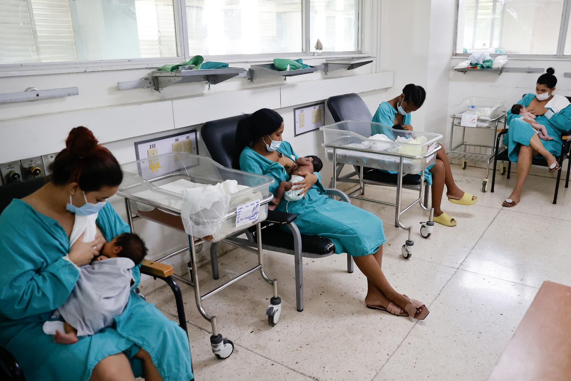 Mujeres amamantan en una sala de cuidados intensivos en el hospital pediátrico Juan Manuel Márquez este lunes, en La Habana (Cuba). EFE/ Ernesto Mastrascusa POOL