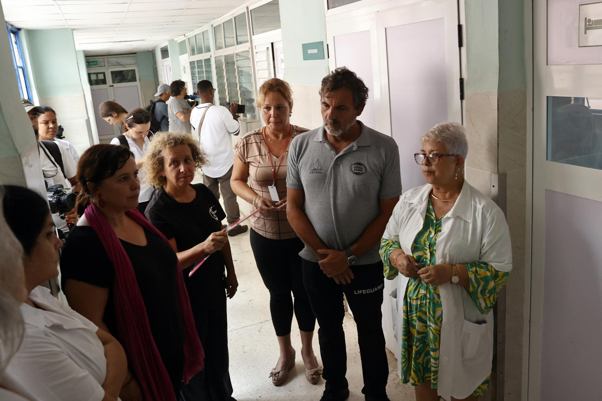 Integrantes de la organización humanitaria Open Arms participan en un recorrido por el hospital pediátrico Juan Manuel Márquez este lunes, en La Habana (Cuba). EFE/ Ernesto Mastrascusa POOL
