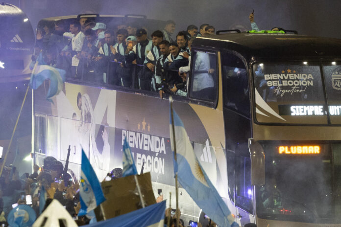 Aficionados reciben a los jugadores de la selección de Argentina luego de su participación en el Mundial 2026, en Ezeiza, Buenos Aires (Argentina). EFE/ Juan Ignacio Roncoroni
