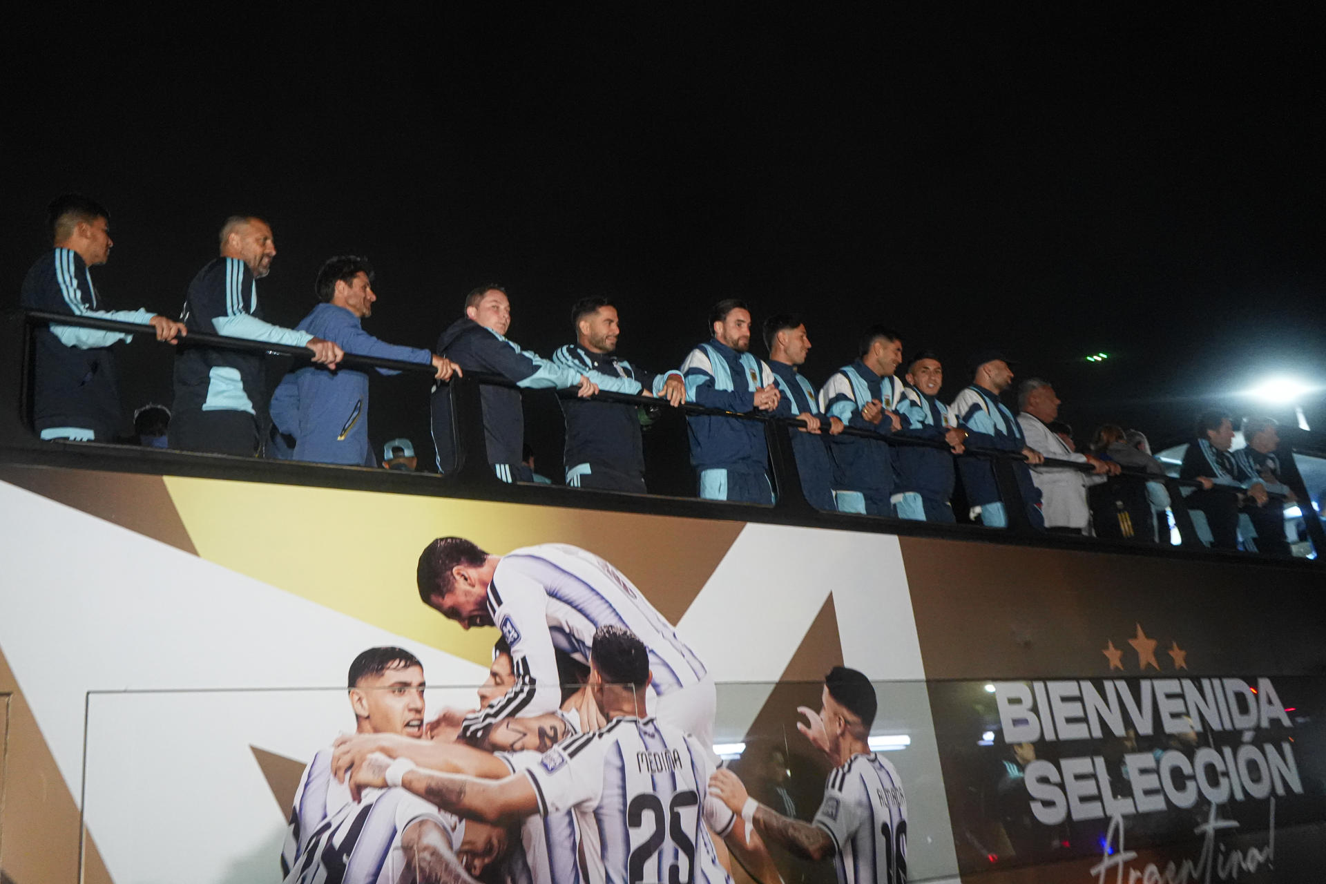 Jugadores de la selección de Argentina, junto al presidente de la Asociación del Fútbol Argentino (AFA), Claudio Tapia, saludan a bordo de un bus, en Buenos Aires (Argentina). EFE/ Adan González