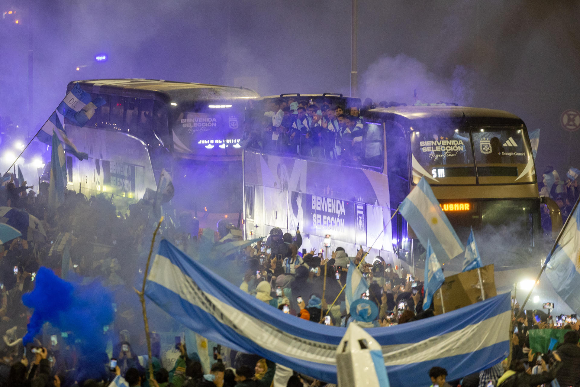 Aficionados reciben a los jugadores de la selección de Argentina, luego de su participación en el Mundial de la FIFA 2026, en Buenos Aires (Argentina). EFE/ Juan Ignacio Roncoroni