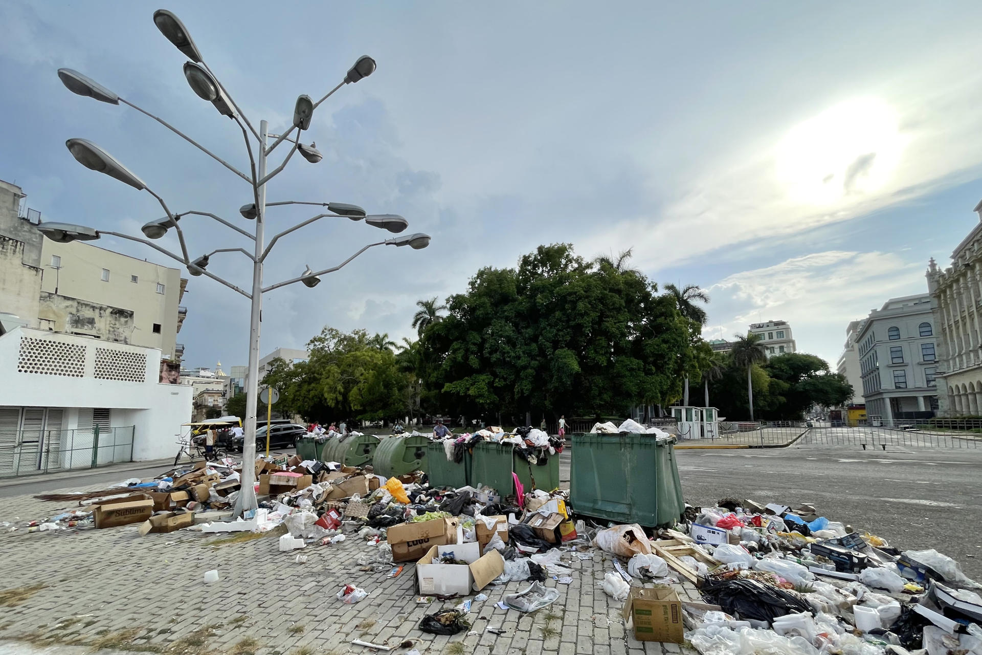 Fotografía del 19 de julio de 2026 que muestra basura en una calle de La Habana (Cuba). EFE/ Ernesto Mastrascusa