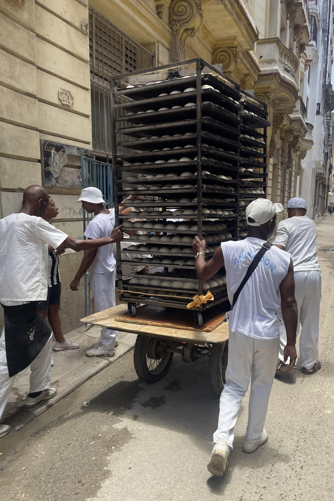 Fotografía del 14 de julio de 2026 de personas trasladando pan en una calle de La Habana (Cuba). EFE/ Ernesto Mastrascusa