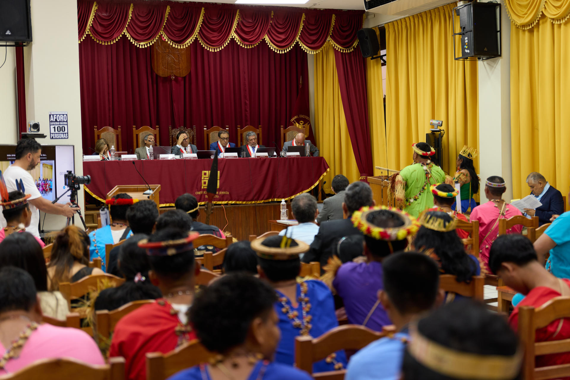 Fotografía cedida por Amazon Frontlinesor del 17 de julio de 2026 que muestra a líderes del pueblo indígena amazónico Secoya, de la Amazonía peruana, asistiendo a una audiencia del Tribunal Constitucional de Perú en la Corte Regional de Justicia de Loreto, en Iquitos (Perú). EFE/ Nicolás Kingman - Amazon Frontlines