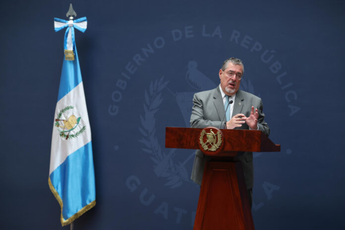 AME1592. CIUDAD DE GUATEMALA (GUATEMALA), 20/07/2026.- El presidente de Guatemala, Bernardo Arévalo de León, asiste a una rueda de prensa este lunes, en Ciudad de Guatemala (Guatemala). Arévalo de León resaltó el aumento de las exportaciones y de la inversión extranjera en el país, lo que representa un crecimiento 