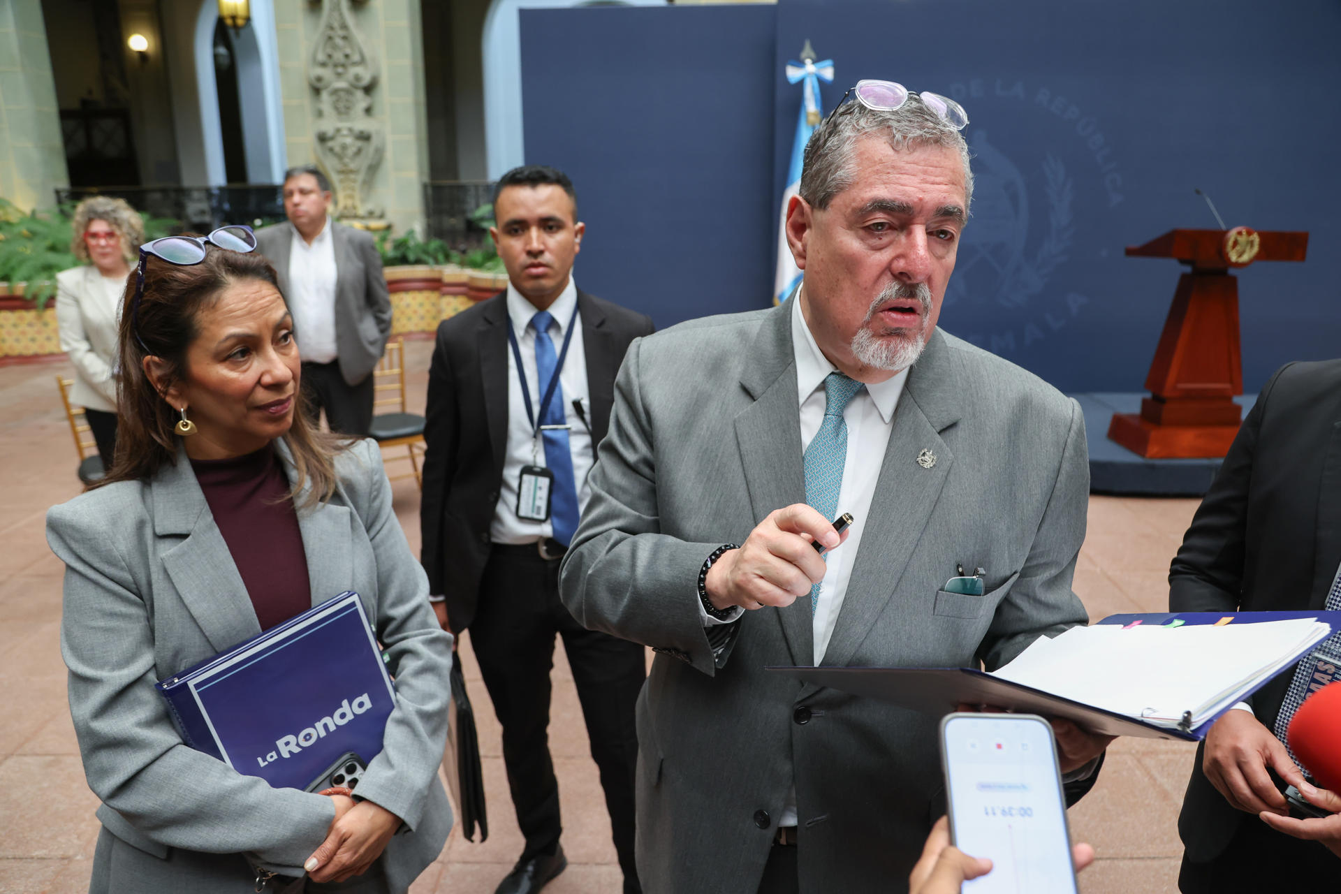 AME1592. CIUDAD DE GUATEMALA (GUATEMALA), 20/07/2026.- El presidente de Guatemala, Bernardo Arévalo de León, asiste a una rueda de prensa este lunes, en Ciudad de Guatemala (Guatemala). EFE/ Mariano Macz