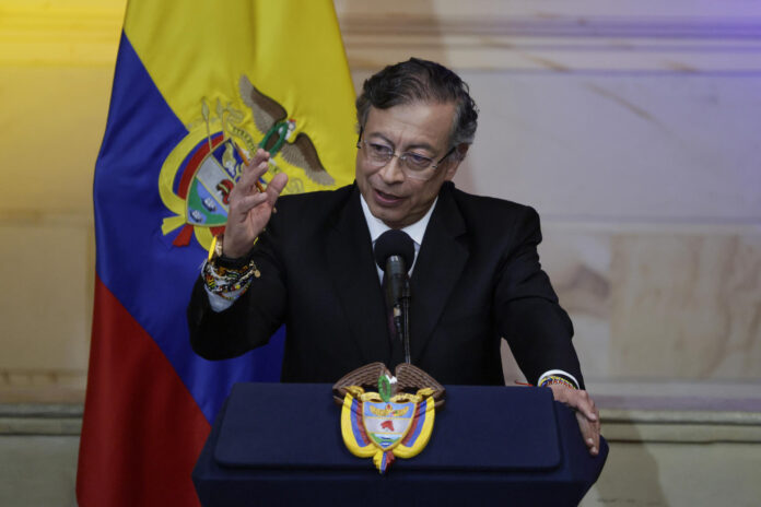 El presidente saliente de Colombia, Gustavo Petro, habla en la instalación del nuevo Congreso este lunes, en Bogotá (Colombia). EFE/ Carlos Ortega
