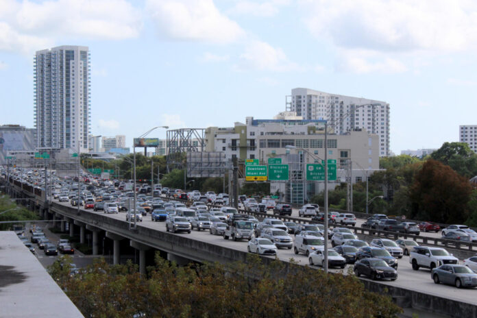 Fotografía de archivo que muestra vehículos durante una congestión vial en una autopista de Miami, Florida (Estados Unidos). EFE/Pedro Pablo Cortés

