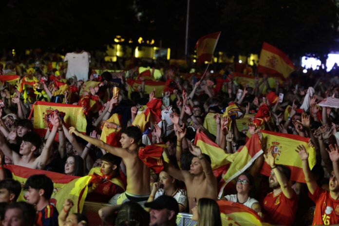 Aficionados de la selección española celebran en la plaza de Colón de Madrid la victoria del mundial 2026 tras derrotar a Argentina en la final que han disputado este domingo en el estadio MetLife de Nueva Jersey. EFE/J.J.Guillen

