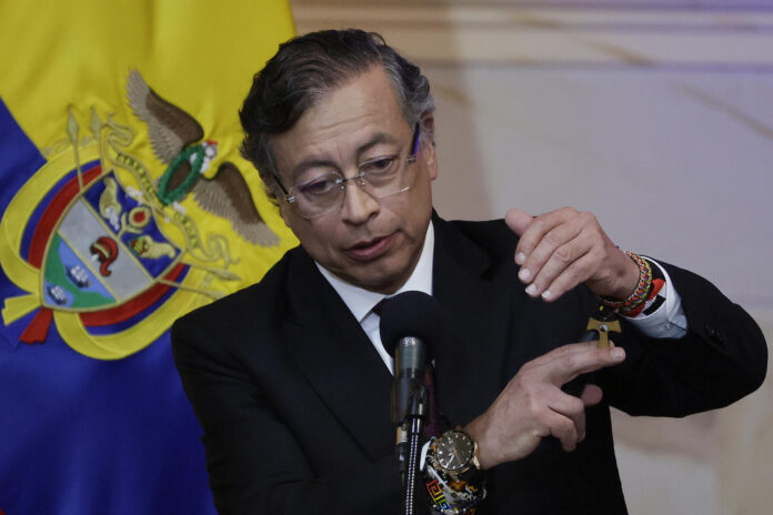 El presidente saliente de Colombia, Gustavo Petro, habla en la instalación del nuevo Congreso este lunes, en Bogotá (Colombia). EFE/ Carlos Ortega
