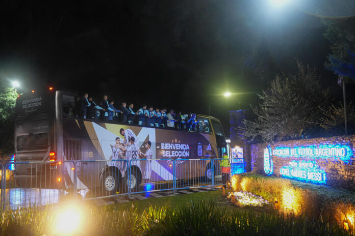 Jugadores de la selección de Argentina prefirieron tener este lunes un regreso discreto a Buenos Aires tras perder el domingo la final del Mundial ante España. EFE/ Adan González
