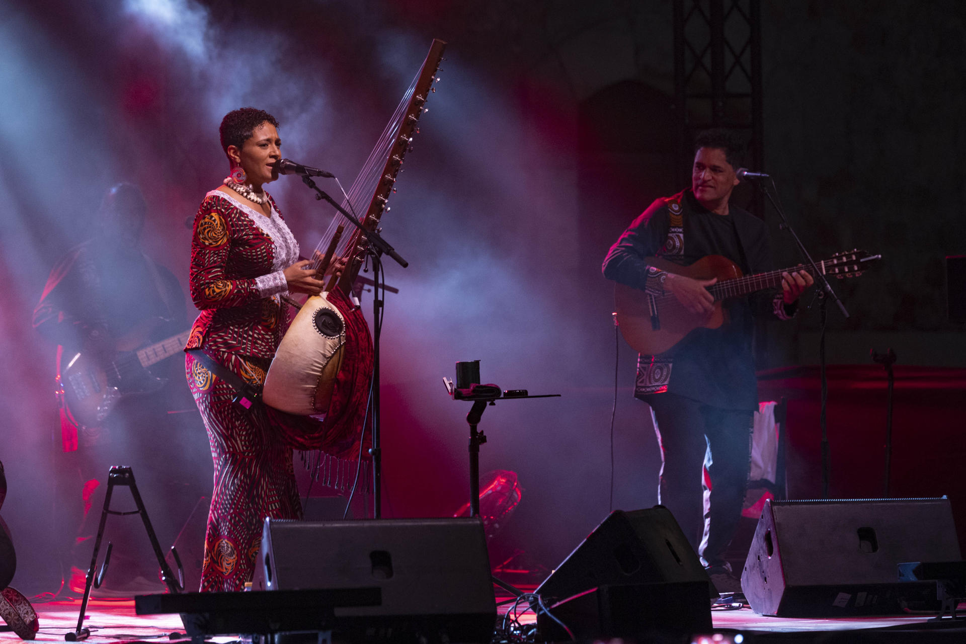 La instrumentista y cantante de Gambia, Sona Jobarteh, una de las figuras más fascinantes de la música africana contemporánea y la primera mujer reconocida internacionalmente como maestra de la kora, el arpa tradicional de África Occidental, durante el concierto que ha ofrecido dentro del marco del Festival La Mar de Músicas, este lunes en el antiguo cuartel de infantería de marina, CIM, en Cartagena. EFE/Marcial Guillén