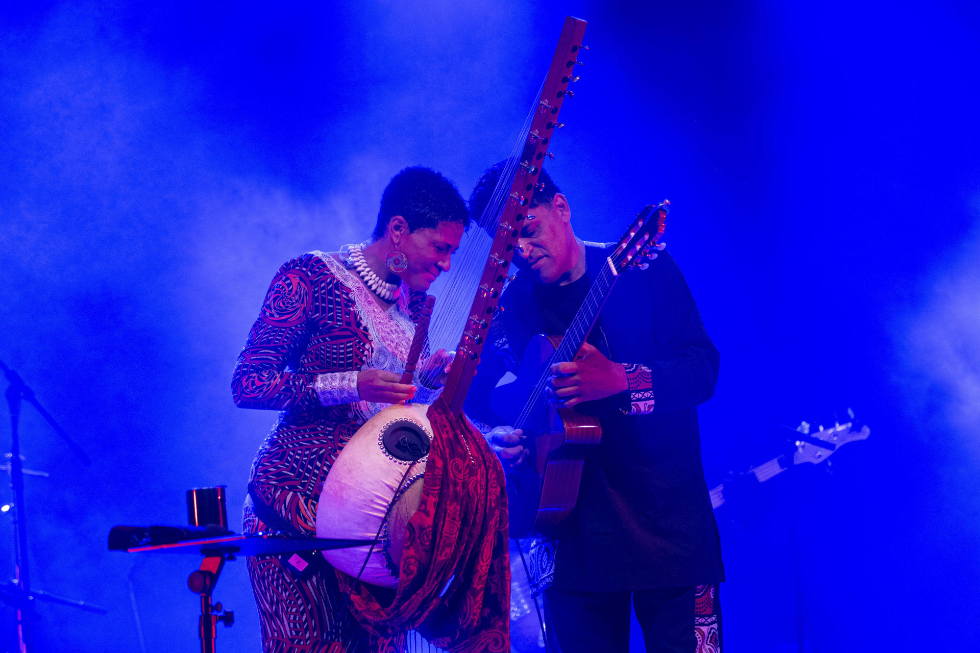 La instrumentista y cantante de Gambia, Sona Jobarteh, una de las figuras más fascinantes de la música africana contemporánea y la primera mujer reconocida internacionalmente como maestra de la kora, el arpa tradicional de África Occidental, durante el concierto que ha ofrecido dentro del marco del Festival La Mar de Músicas, este lunes en el antiguo cuartel de infantería de marina, CIM, en Cartagena. EFE/Marcial Guillén