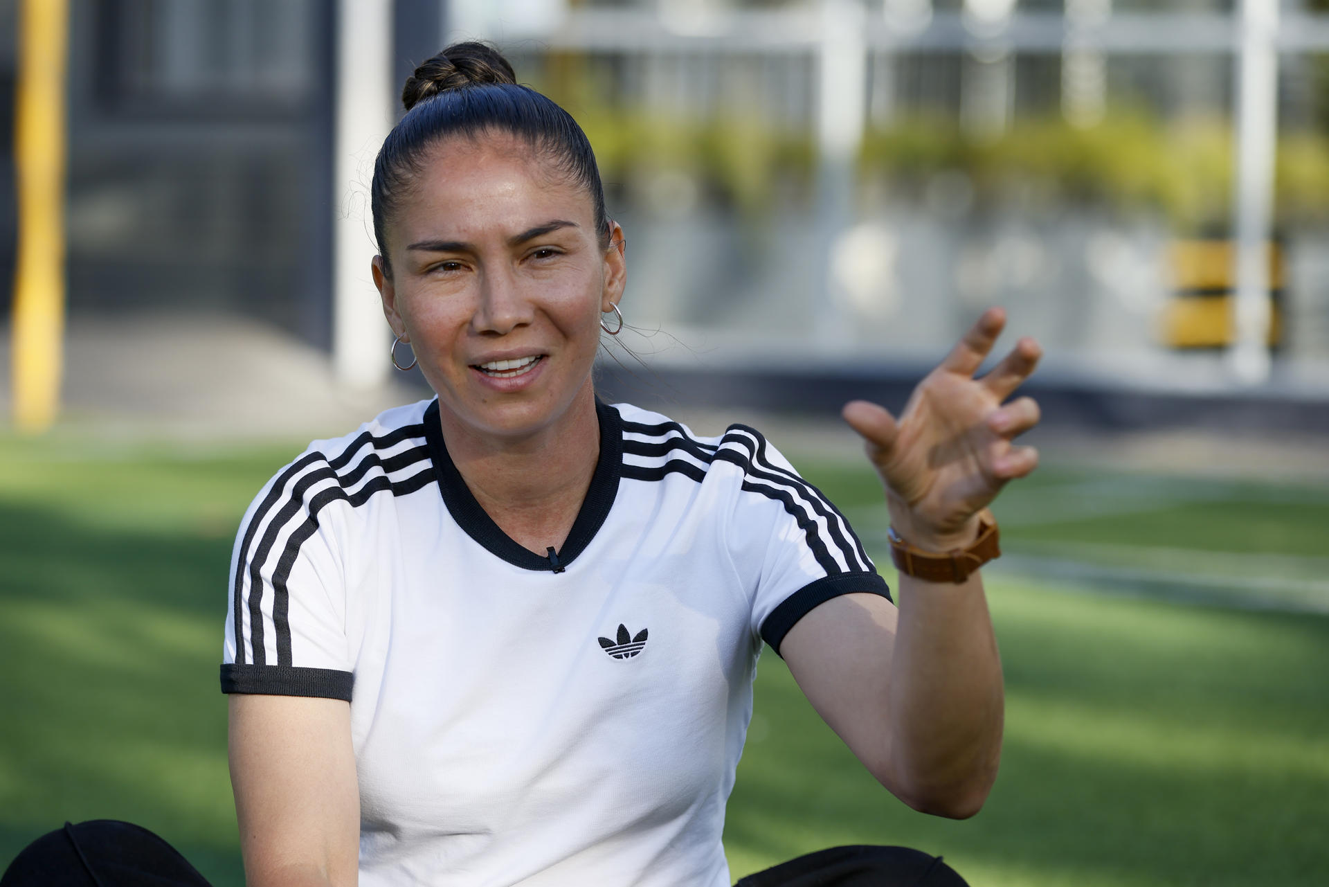 La futbolista ecuatoriana Gigi Moreira, jugadora del Villarreal y capitana de la selección nacional de Ecuador, habla durante una entrevista con EFE en Quito (Ecuador). EFE/ José Jácome
