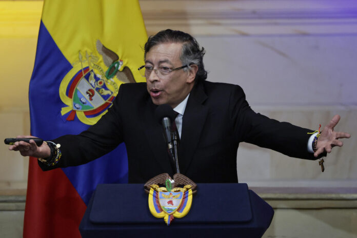 El presidente saliente de Colombia, Gustavo Petro, habla en la instalación del nuevo Congreso este lunes, en Bogotá (Colombia). EFE/ Carlos Ortega
