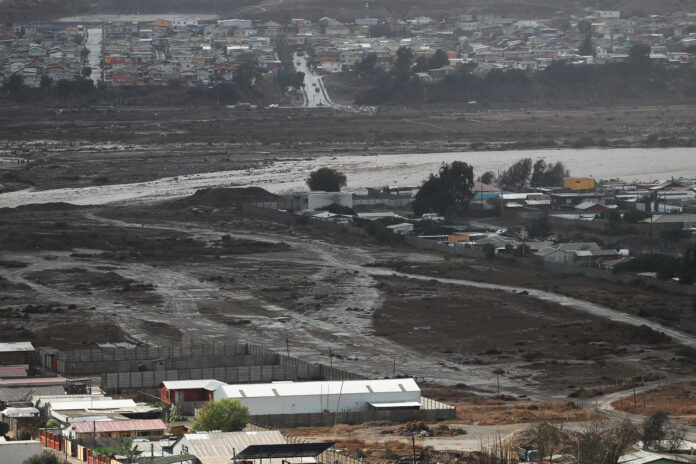 Fotografía de zonas afectadas por el desborde de la quebrada Los Loros, este lunes en Puente Zorrilla La Serena (Chile). EFE/ Hernán Contreras
