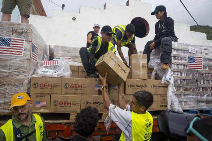 Fotografía del 18 de julio de 2026 de personas que reciben ayuda humanitaria, en Caraballeda (Venezuela). EFE/ Miguel Gutiérrez
