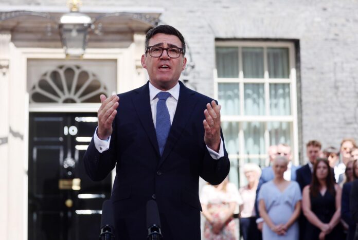 El nuevo Primer Ministro británico, Andy Burnham, fue captado este 20 de julio, al pronunciar un discurso, en el exterior del número 10 de Downing Street, tras su toma de posesión del cargo, en Londres (Reino Unidos). EFE/Andy Rain
