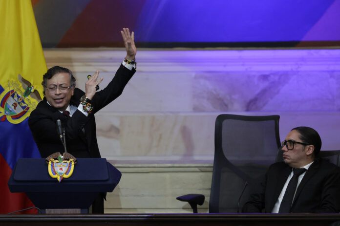 El presidente saliente de Colombia, Gustavo Petro (i), habla junto al vicepresidente de la Cámara de Representantes, Juan Sebastián Gómez, en la instalación del nuevo Congreso este lunes, en Bogotá (Colombia). EFE/ Carlos Ortega
