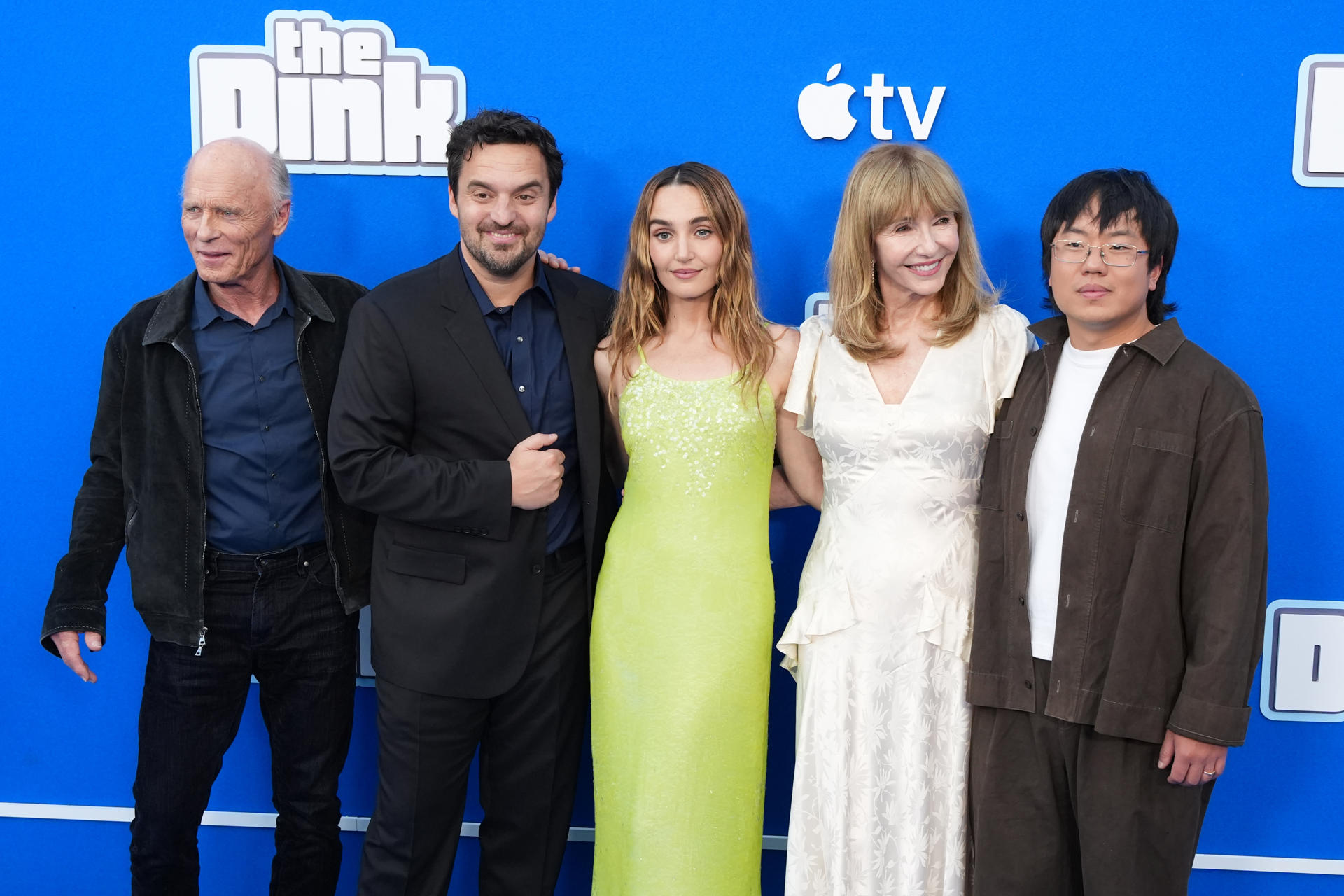 Desde la izquierda; Ed Harris; Jake Johnson; Chole Fineman; Mary Steengurgen y Aaron Chen posan en la alfombra durante el estreno de la película 'The Dink' este lunes, en Los Ángeles (Estados Unidos). EFE/ Omar Alonso