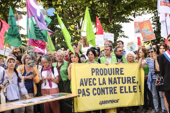 Activistas de Greenpeace protestan contra el proyecto de ley de emergencia agrícola antes de su aprobación en la Asamblea Nacional de Francia. EFE/ Teresa Suarez
