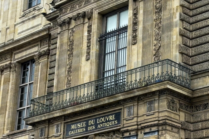 Imagen de archivo de la verja de seguridad que se instaló en la ventana de la Galería Apolo, que los ladrones emplearon para acceder al museo en París. EFE/ Pol Lloberas Cardona
