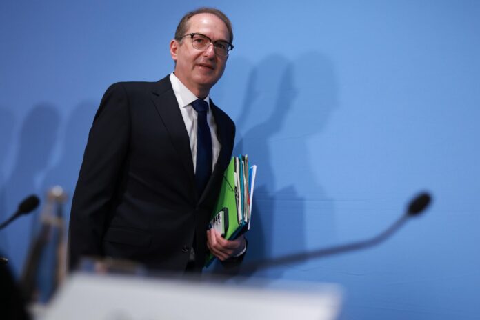 El ministro alemán de Interior, Alexander Dobrindt, a su llegada a la rueda de prensa para presentar el informe sobre los delitos de pornografía infantil en 2025. Las autoridades alemanas informaron este martes de un aumento significativo de los delitos relacionados con la pornografía infantil, con un número de casos registrados que ha pasado desde los 5.000 de 2021 hasta los 11.500 de 2025. EFE/EPA/CLEMENS BILAN
