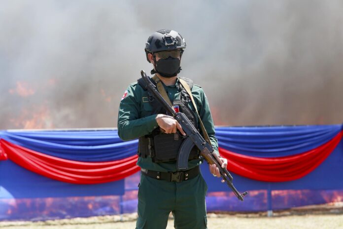 PROVINCIA DE KANDAL (Camboya), 21/07/2026.- Un agente de policía camboyano monta guardia durante una operación de destrucción de drogas en la provincia de Kandal, Camboya, el 21 de julio de 2026.
EFE/EPA/KITH SEREY

