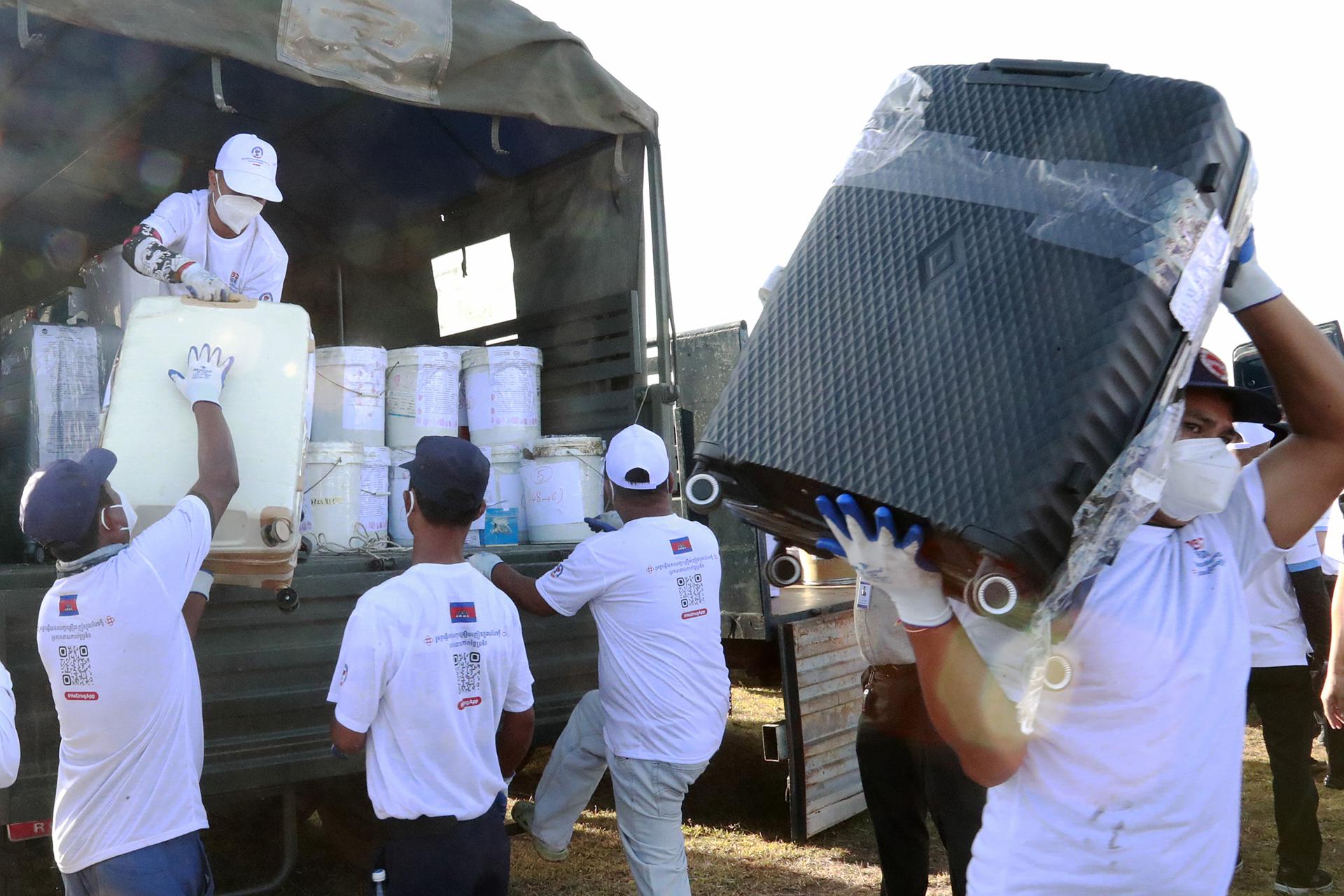 PROVINCIA DE KANDAL (Camboya), 21/07/2026.- Funcionarios camboyanos se preparan para incinerar drogas durante una operación de destrucción de estupefacientes en la provincia de Kandal, Camboya, el 21 de julio de 2026.
EFE/EPA/KITH SEREY