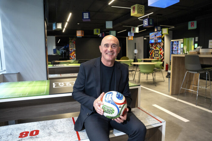 El Mundial de fútbol con mayor número de participantes, 48 selecciones, supuso también un reto para plataformas de transmisión de deporte como DAZN, que por primera vez emitió el evento en España con la difusión de 104 partidos y que le reportó un incremento de clientes de alrededor del 35 por ciento. En su balance del campeonato, el consejero delegado de la compañía para España y Portugal, Óscar Vilda, expone, en una entrevista a EFE, que hasta en los encuentros menos relevantes, 