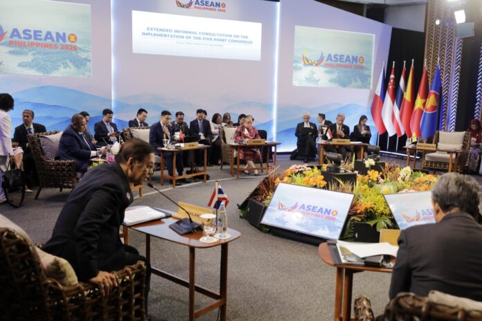 MANILA (Filipinas), 21/07/2026.- La presidenta de la ASEAN y secretaria de Relaciones Exteriores de Filipinas, Theresa Lazaro (C), preside una consulta informal con ministros de Relaciones Exteriores durante la Reunión de Ministros de Relaciones Exteriores de la Asociación de Naciones del Sudeste Asiático (ASEAN) en el Centro Internacional de Convenciones de Filipinas en Manila, Filipinas, el 21 de julio de 2026. 
EFE/EPA/FRANCIS R. MALASIG / POOL
